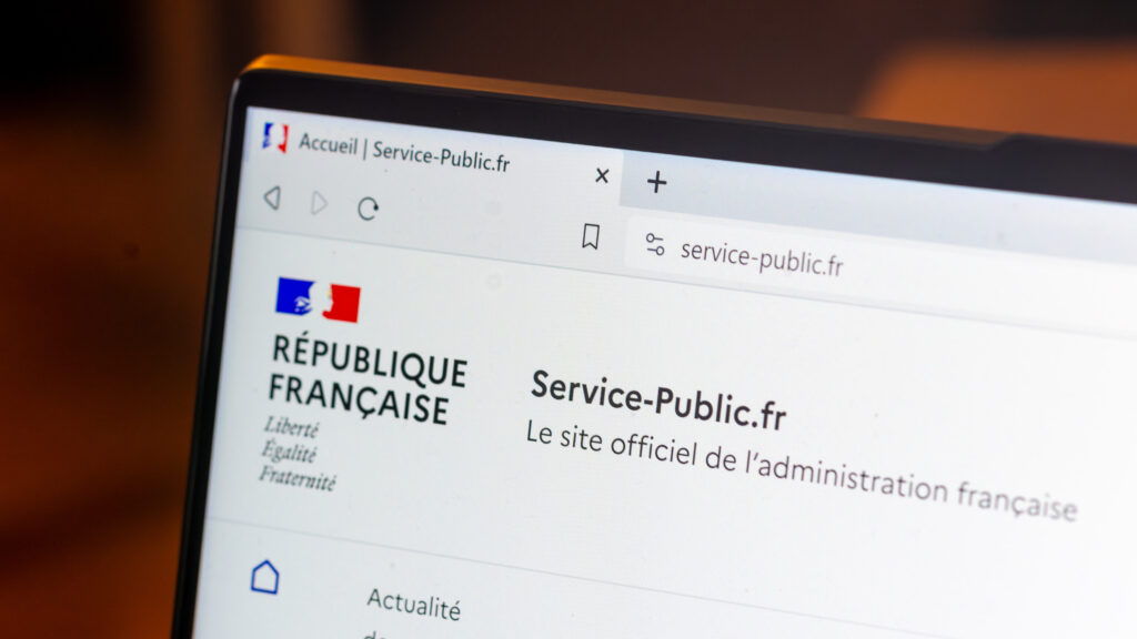 Clamart, France, 13 novembre 2023: Détail de la homepage du site internet gouvernemental français ‘Service-public.fr’, site web officiel d’information et de démarches administratives en France