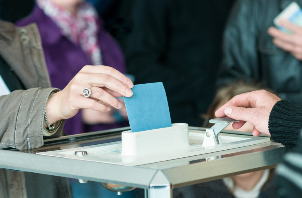 women ‘s hand vote