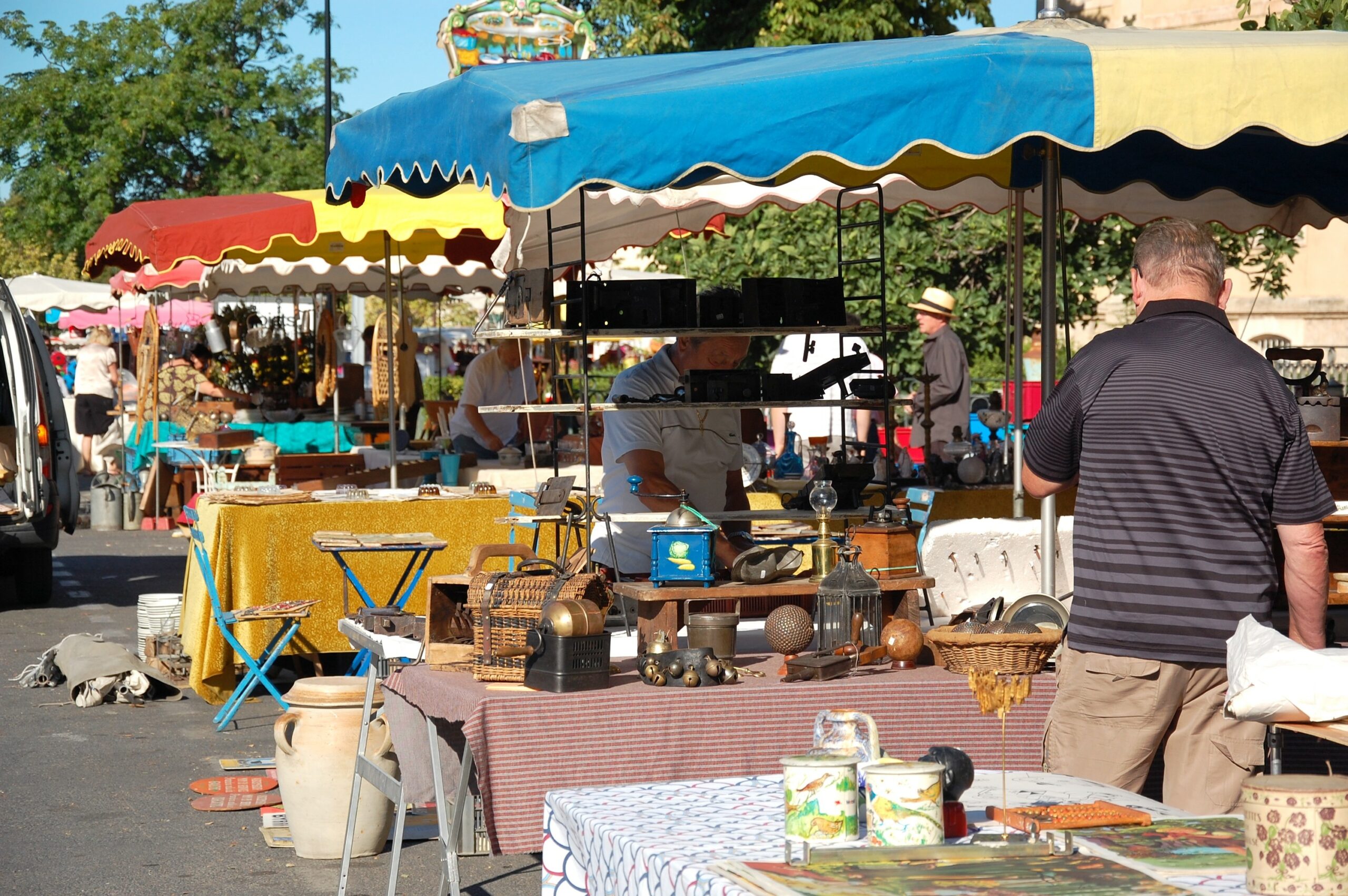 Vide-greniers, brocante organisés par une association